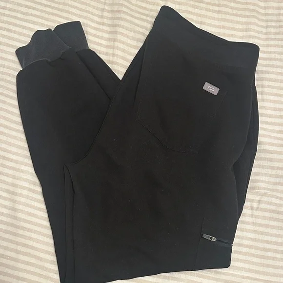 2 PIECE SET Figs Black Short Sleeve V-Neck Tee and Jogger - Picture 5 of 8